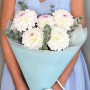 5 белых георгин с эвкалиптом фото 2